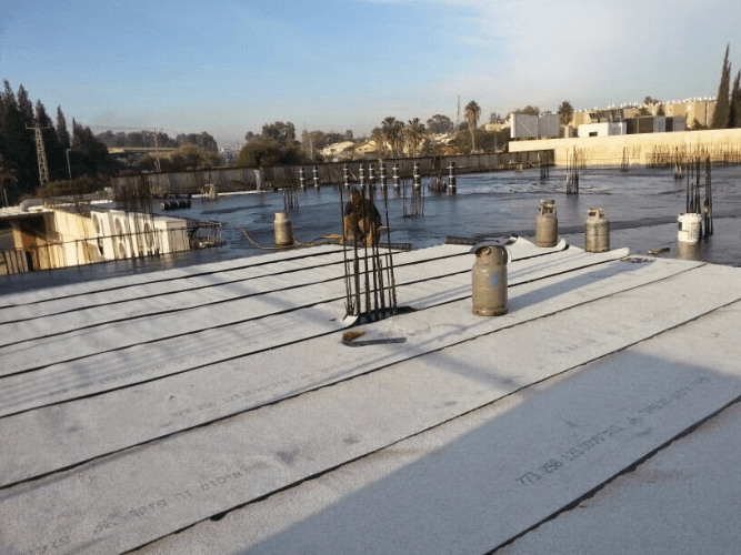 איטום רצפה בטון רזה באמצעות יריעות ביטומניות